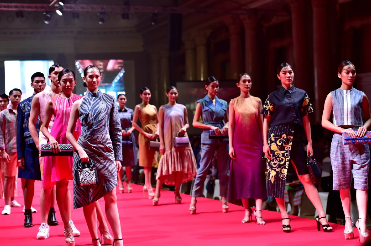 ตระการตาภูมิปัญญา OTOP พช.อวดผ้าไทย ก้าวไกลสู่สากล