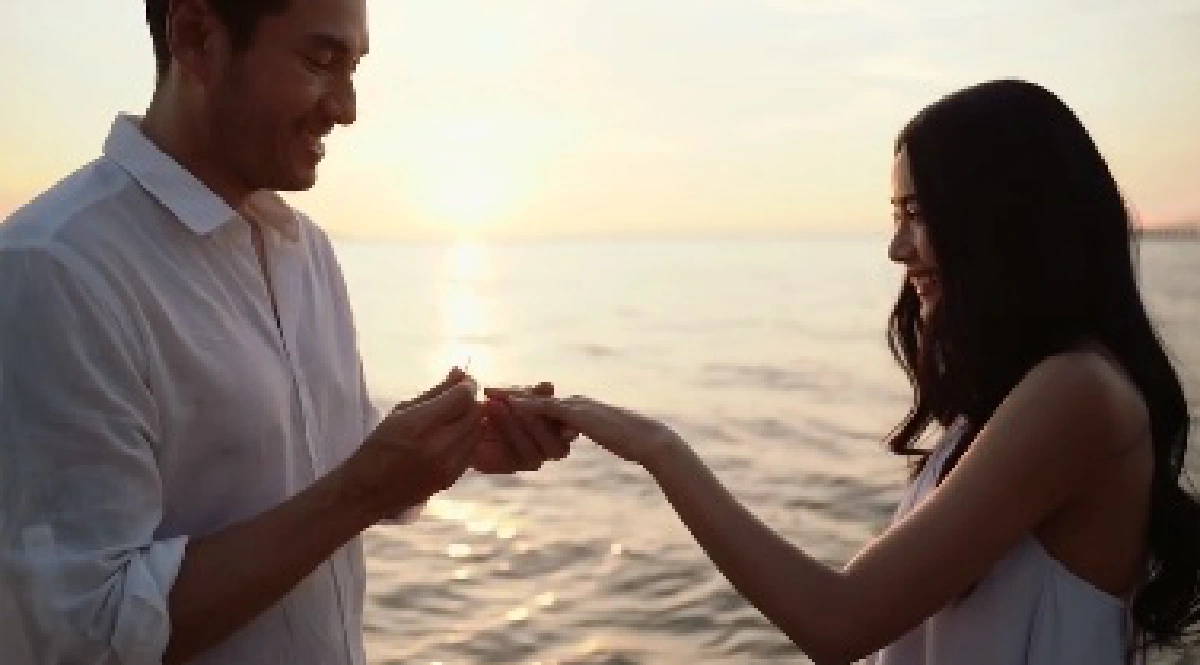 เจสัน ยัง เผยคลิปหวาน! ขอแฟนสาวแต่งงานริมทะเลสุดโรแมนติก 