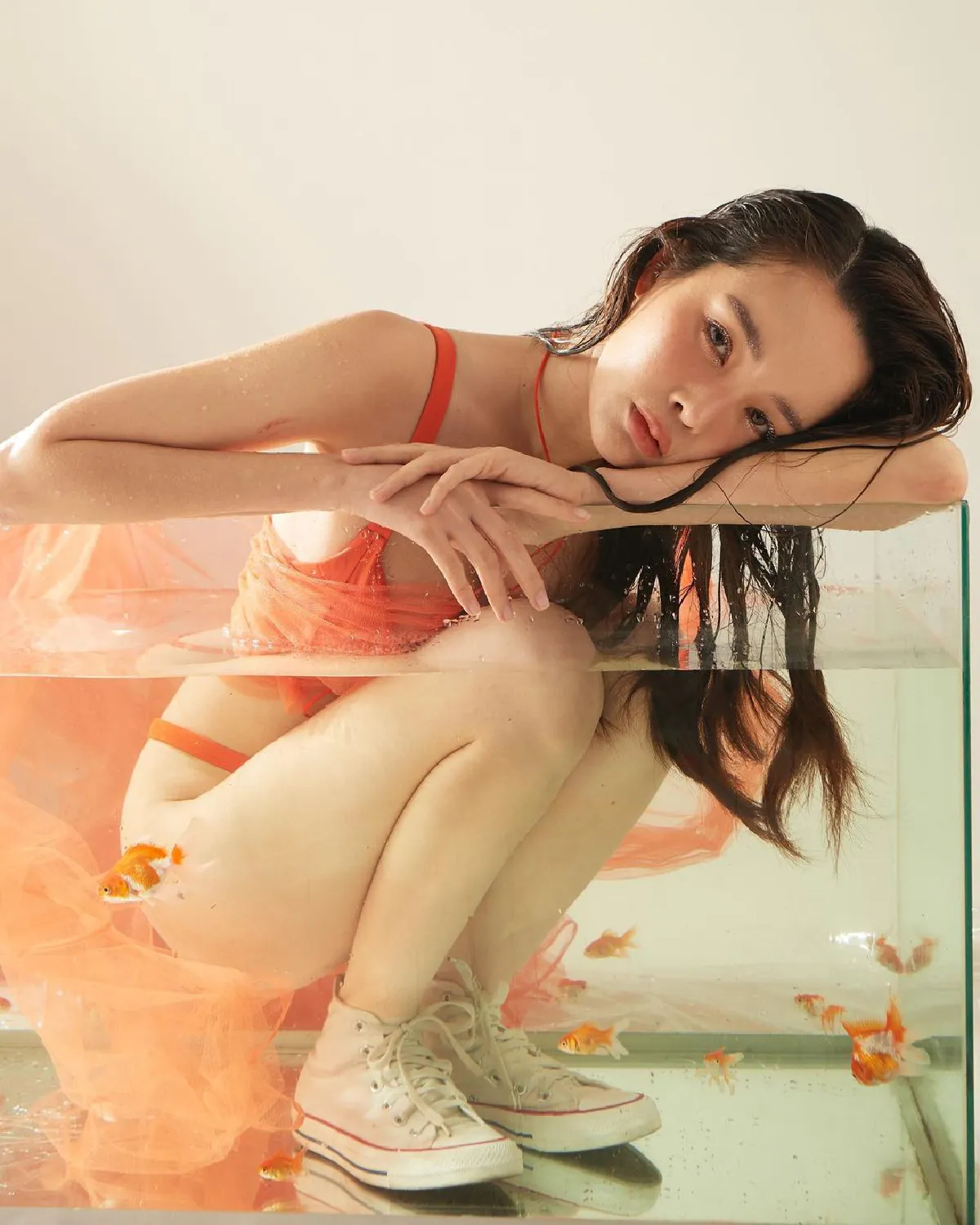 ปลาทองหนีไป!! “ปุ้มปุ้ย พรรณทิพา” กับภาพถ่ายสุดแซ่บนอนแช่น้ำในตู้ปลา