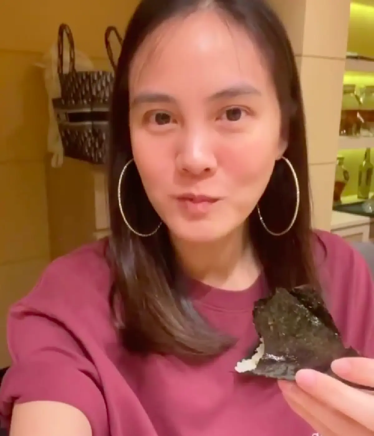 เดาอายุไม่ถูก! “เจนี่” โนวเมคอัพไปทานอาหาร โชว์ความหน้าเด็กแบบเต็มๆ 