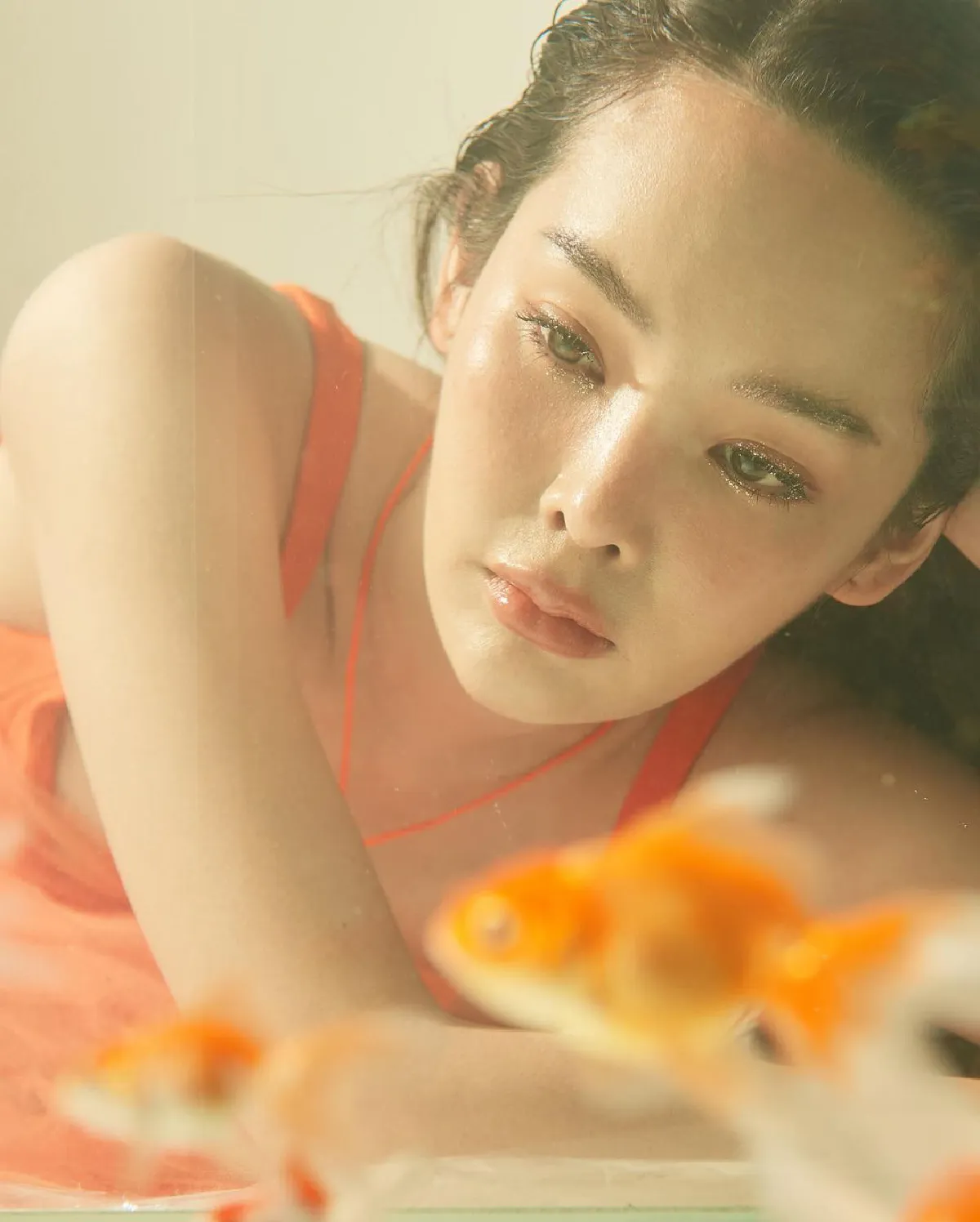 ปลาทองหนีไป!! “ปุ้มปุ้ย พรรณทิพา” กับภาพถ่ายสุดแซ่บนอนแช่น้ำในตู้ปลา