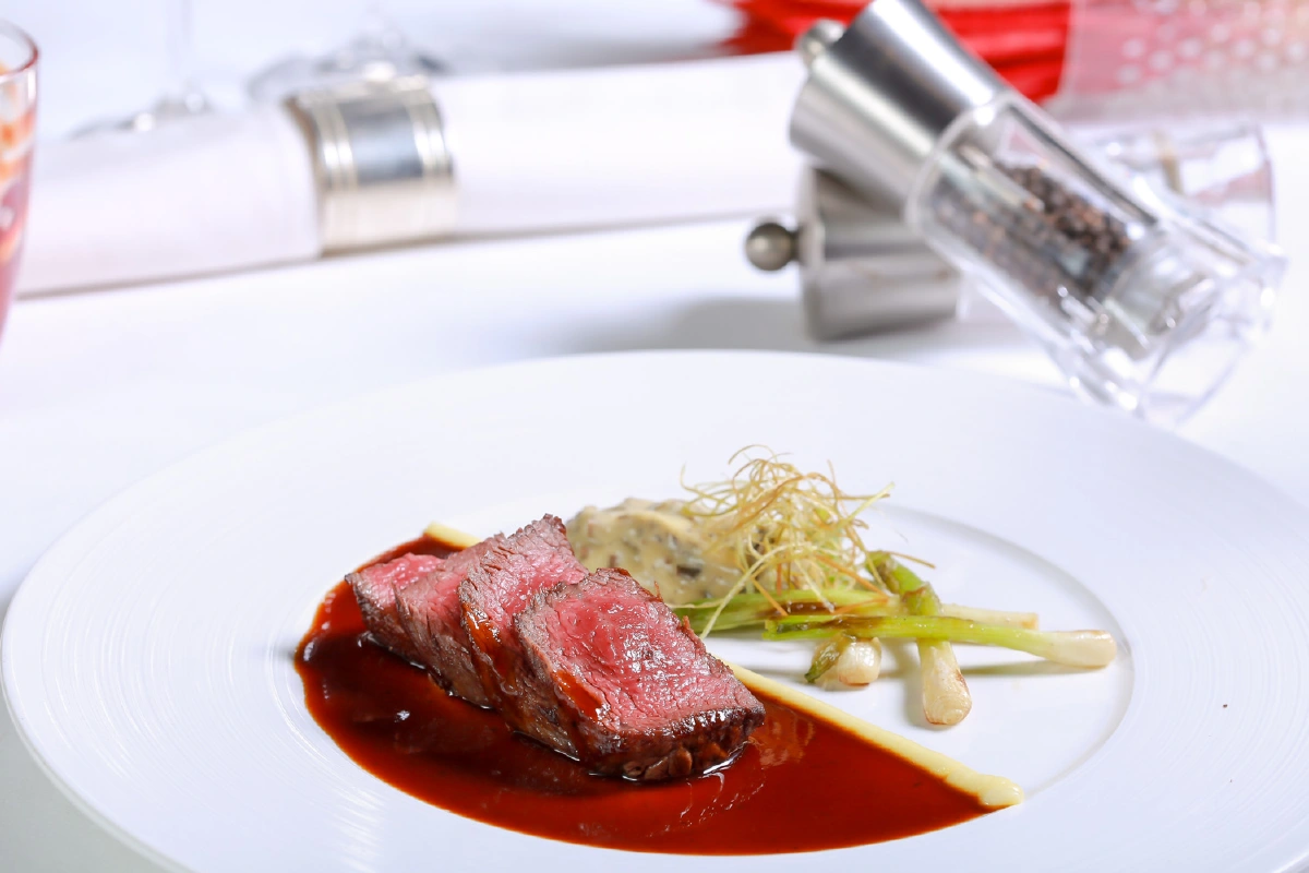 อัพความสุขกับดินเนอร์หรู พร้อมปาร์ตี้เคาท์ดาวน์ @เรดสกาย