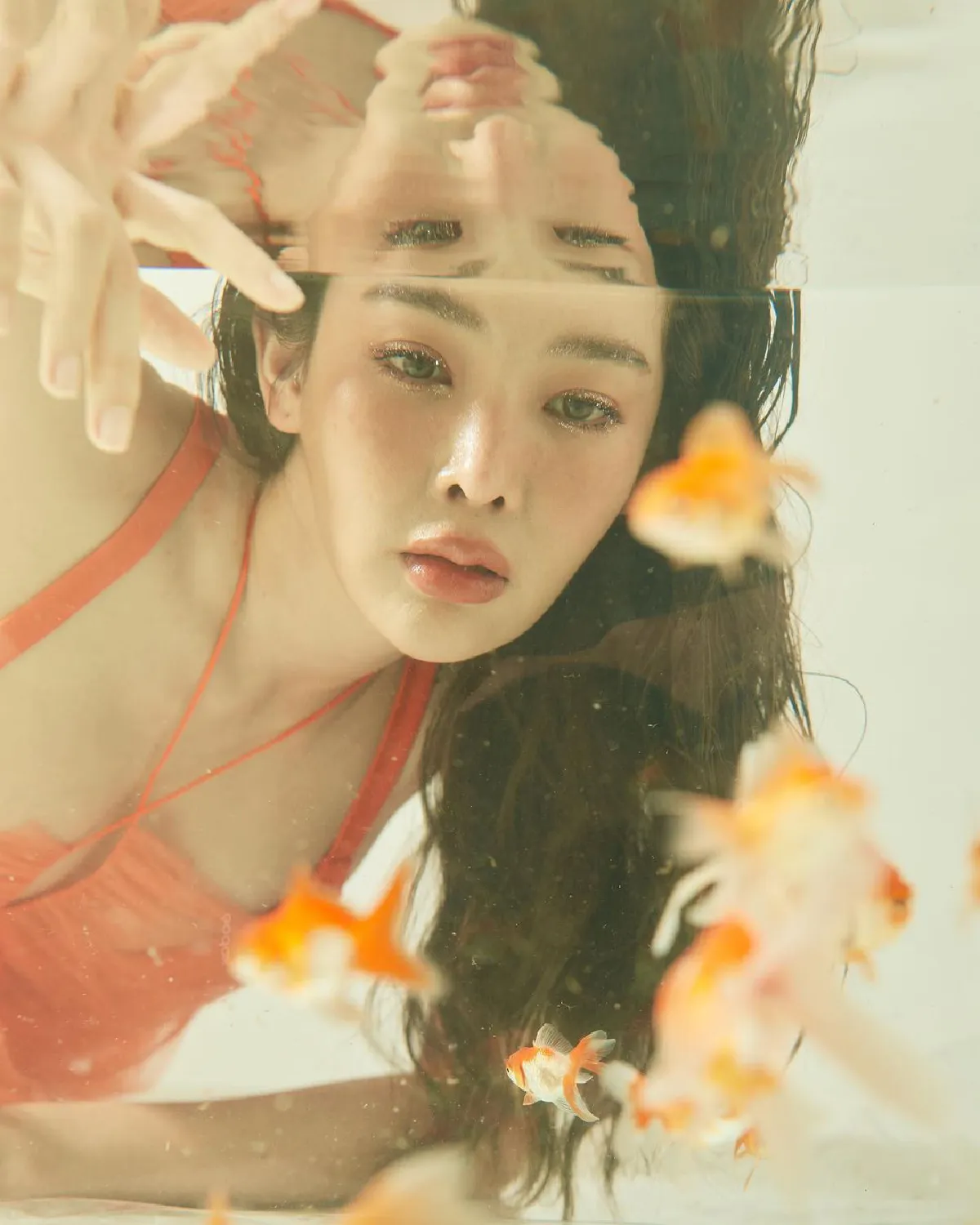 ปลาทองหนีไป!! “ปุ้มปุ้ย พรรณทิพา” กับภาพถ่ายสุดแซ่บนอนแช่น้ำในตู้ปลา