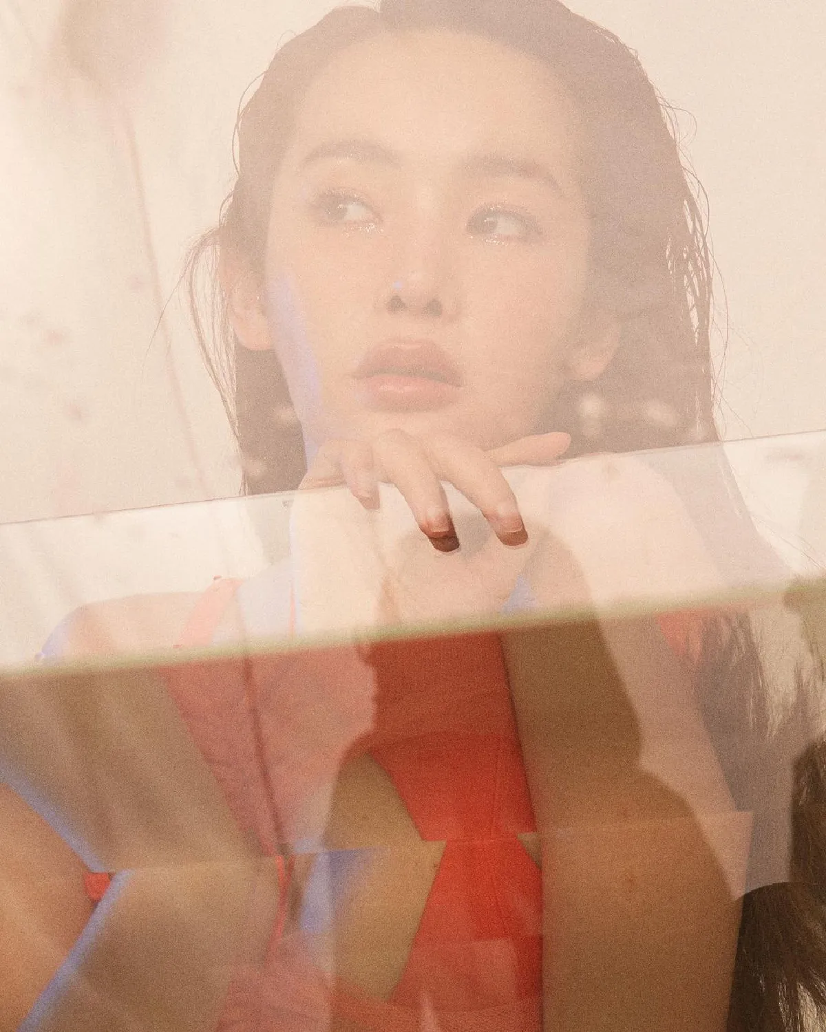 ปลาทองหนีไป!! “ปุ้มปุ้ย พรรณทิพา” กับภาพถ่ายสุดแซ่บนอนแช่น้ำในตู้ปลา