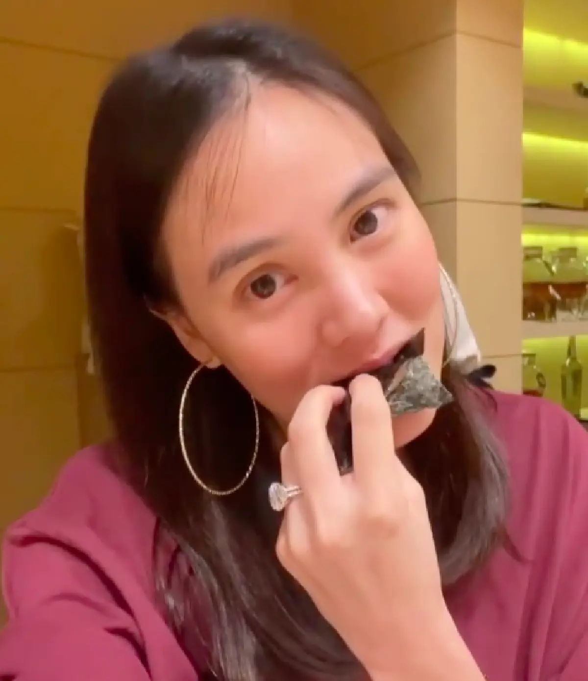 เดาอายุไม่ถูก! “เจนี่” โนวเมคอัพไปทานอาหาร โชว์ความหน้าเด็กแบบเต็มๆ 