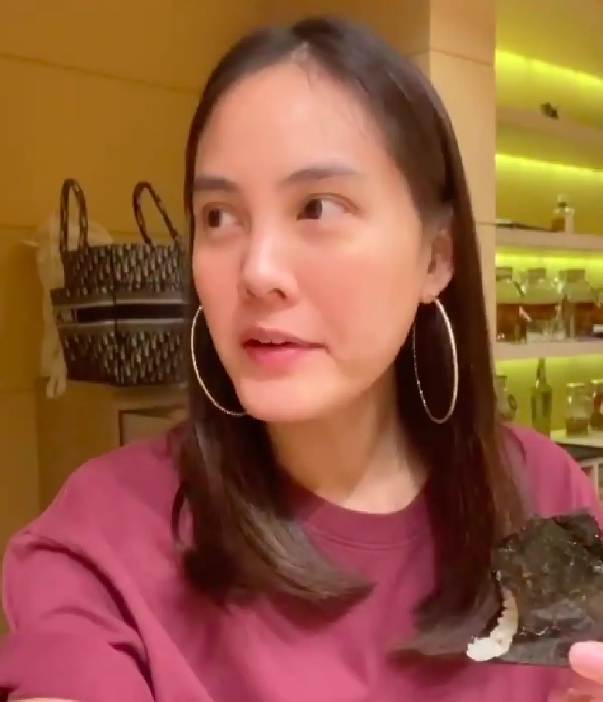 เดาอายุไม่ถูก! “เจนี่” โนวเมคอัพไปทานอาหาร โชว์ความหน้าเด็กแบบเต็มๆ 