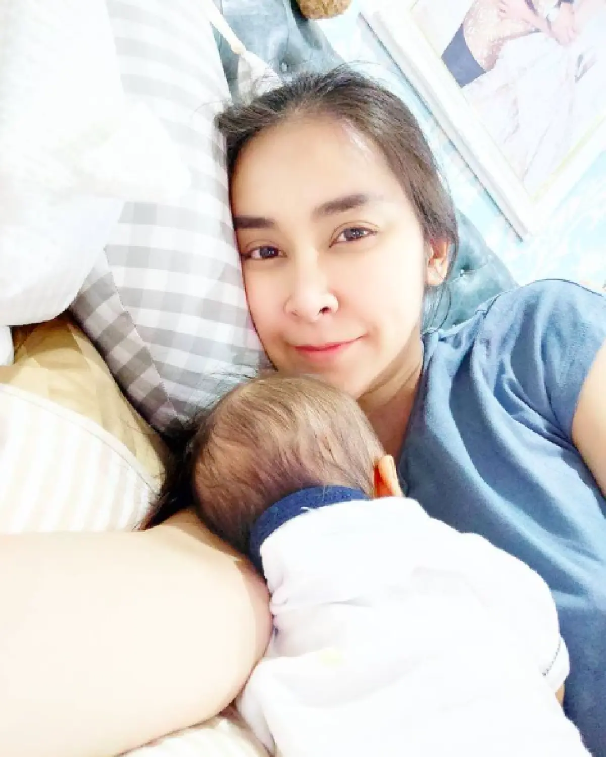 "ใหม่ สุคนธวา" โพสต์ภาพเปิดเต้าให้นมลูก ทำเอาชาวเน็ตเห็นแอบเป็นห่วง 