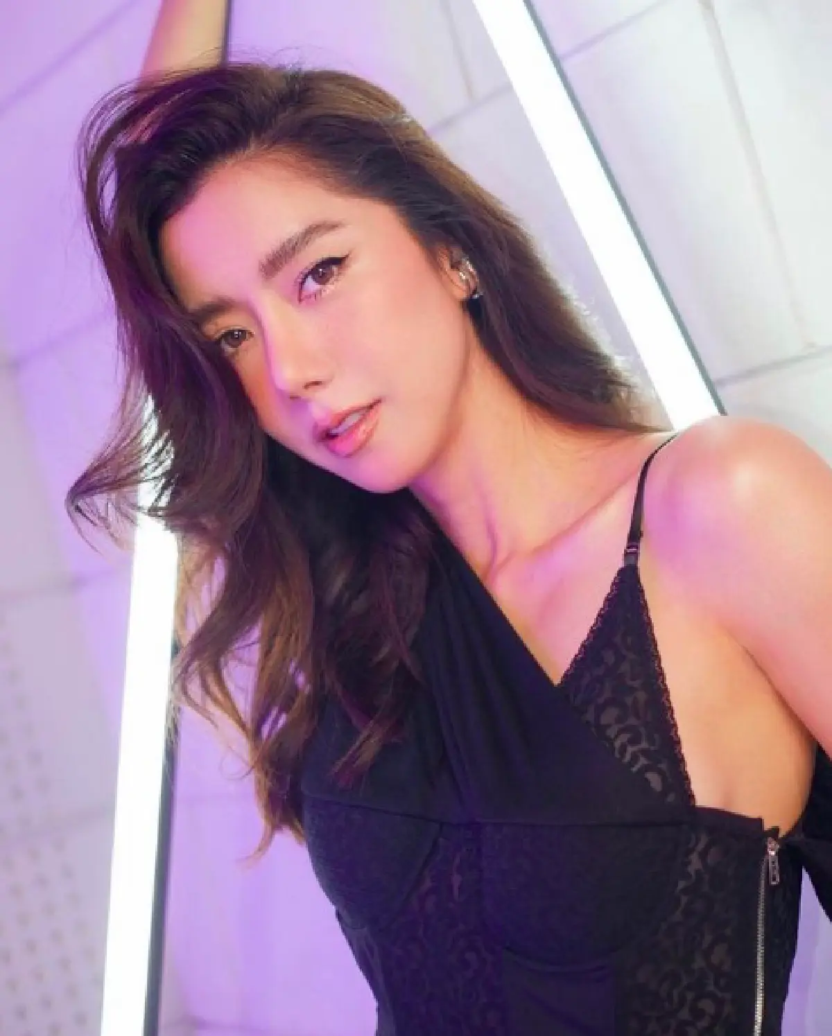 “ไอซ์ อภิษฎา” โดนถล่มยับ หลังใส่เดรสผ่าอกลึกเกินไปงานของรัฐ