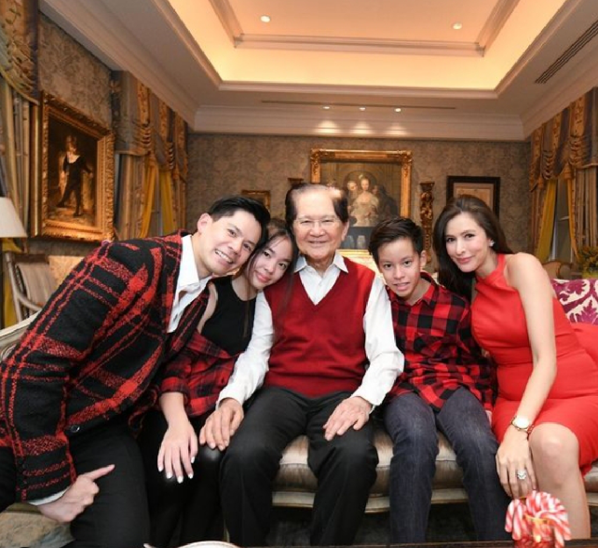 "ศรีริต้า-กรณ์" เปิดบ้านฉลองคริสต์มาสอย่างหรูหรา คนดังมาร่วมงานเพียบ