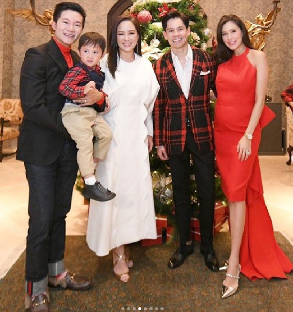 "ศรีริต้า-กรณ์" เปิดบ้านฉลองคริสต์มาสอย่างหรูหรา คนดังมาร่วมงานเพียบ