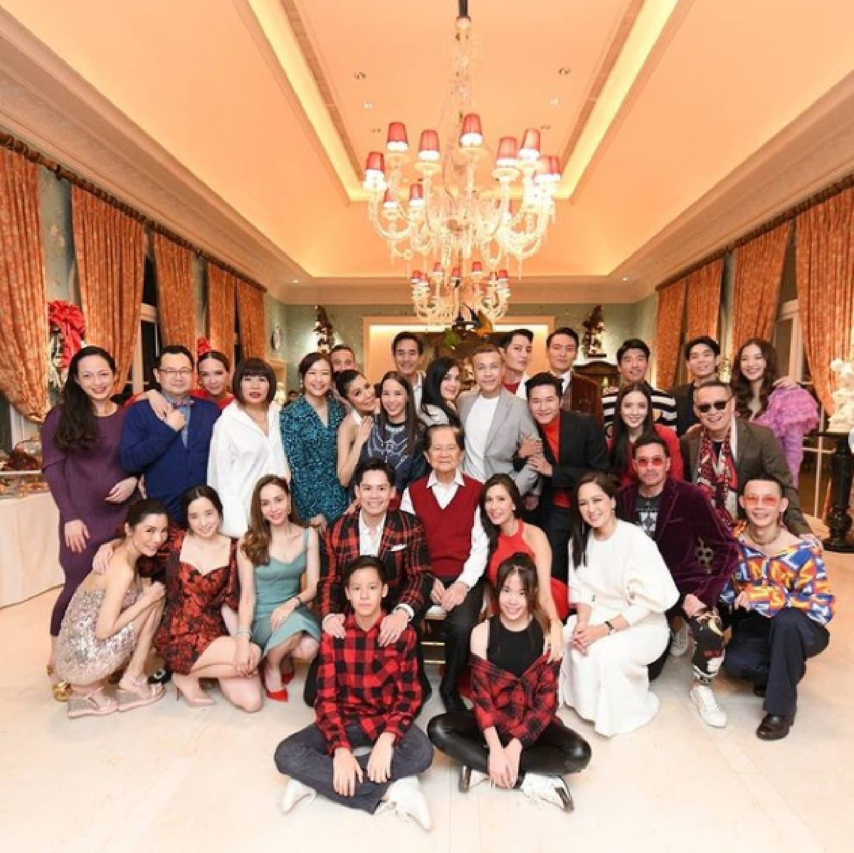 "ศรีริต้า-กรณ์" เปิดบ้านฉลองคริสต์มาสอย่างหรูหรา คนดังมาร่วมงานเพียบ