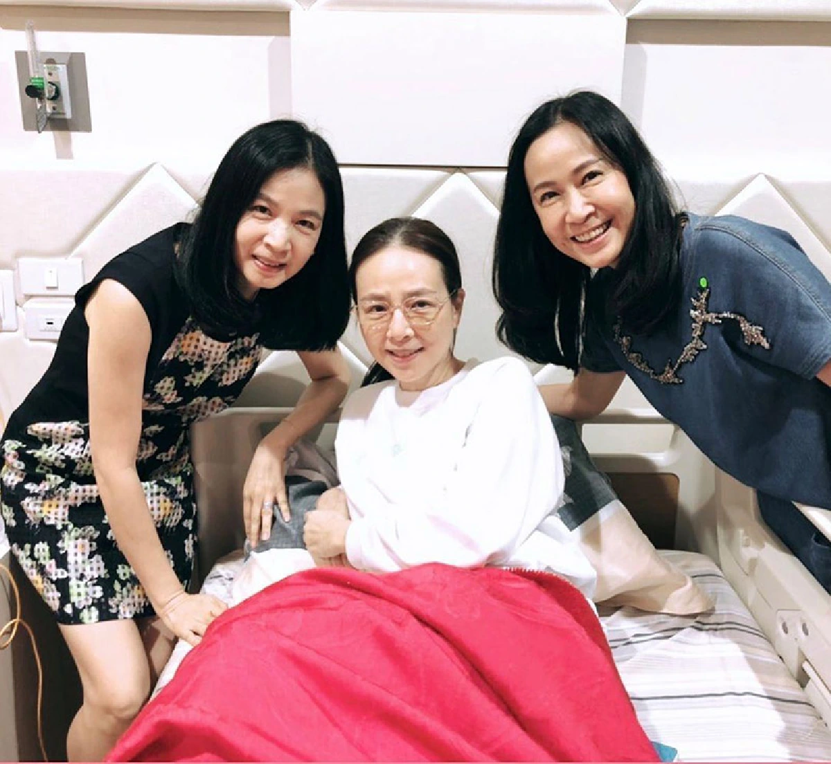 “มาดามแป้ง” ป่วยเข้าโรงพยาบาล โชว์หน้าสดบนเตียงคนไข้ ยังคงสวยปิ๊ง!