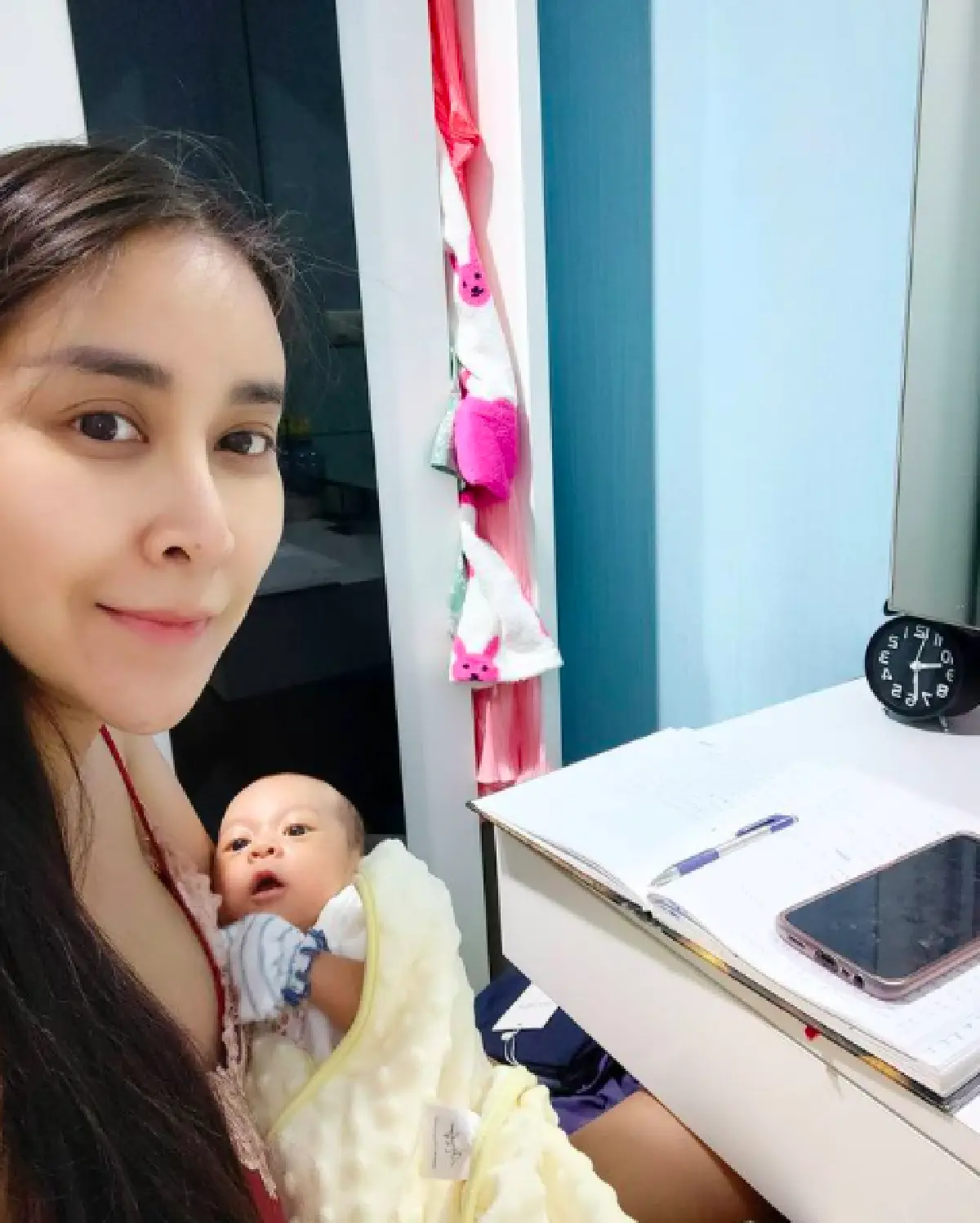 "ใหม่ สุคนธวา" โพสต์ภาพเปิดเต้าให้นมลูก ทำเอาชาวเน็ตเห็นแอบเป็นห่วง 