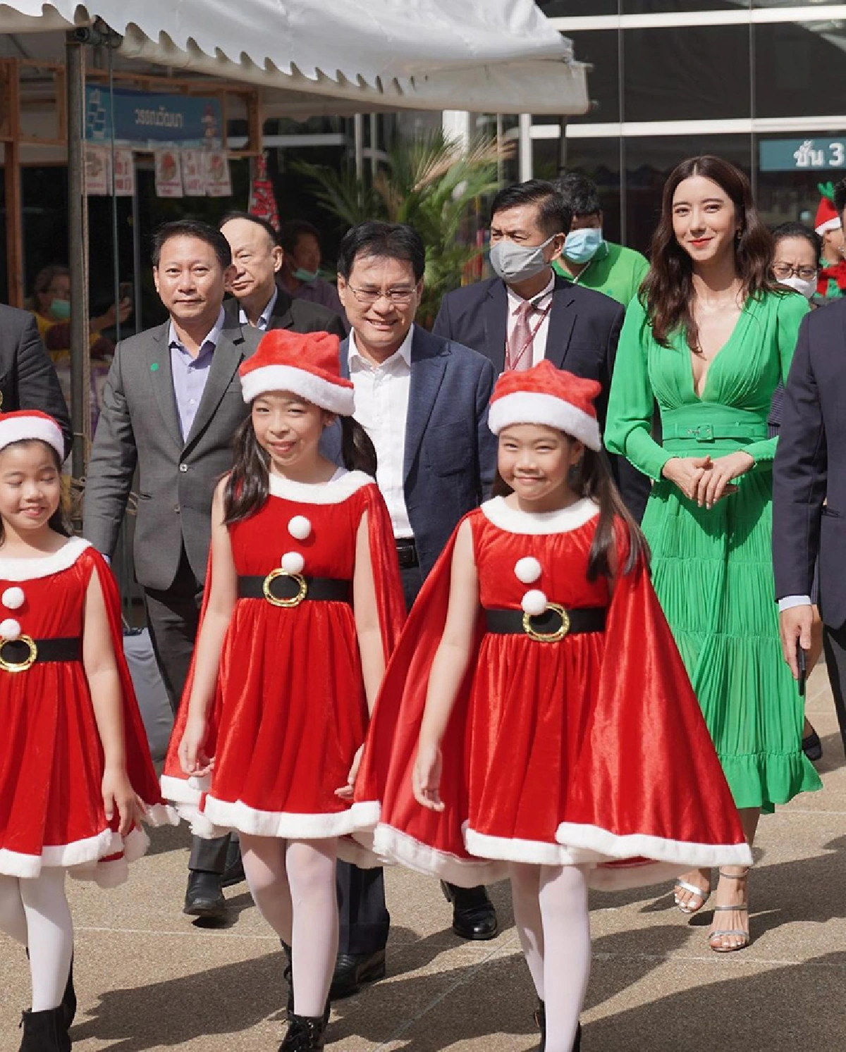 “ไอซ์ อภิษฎา” โดนถล่มยับ หลังใส่เดรสผ่าอกลึกเกินไปงานของรัฐ