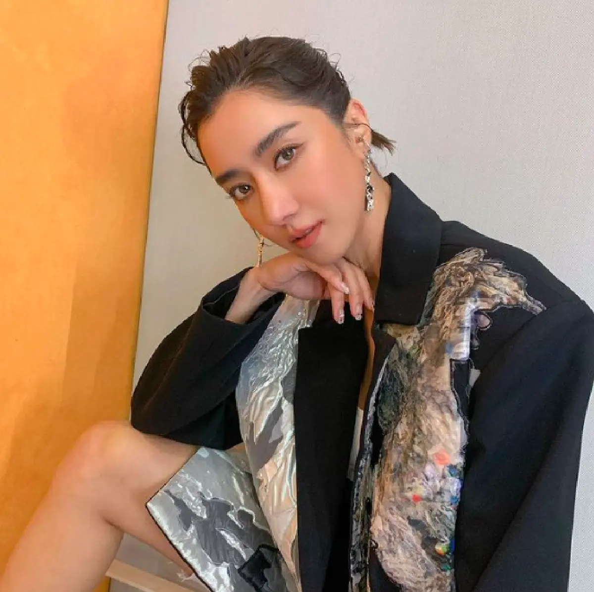 “ไอซ์ อภิษฎา” โดนถล่มยับ หลังใส่เดรสผ่าอกลึกเกินไปงานของรัฐ