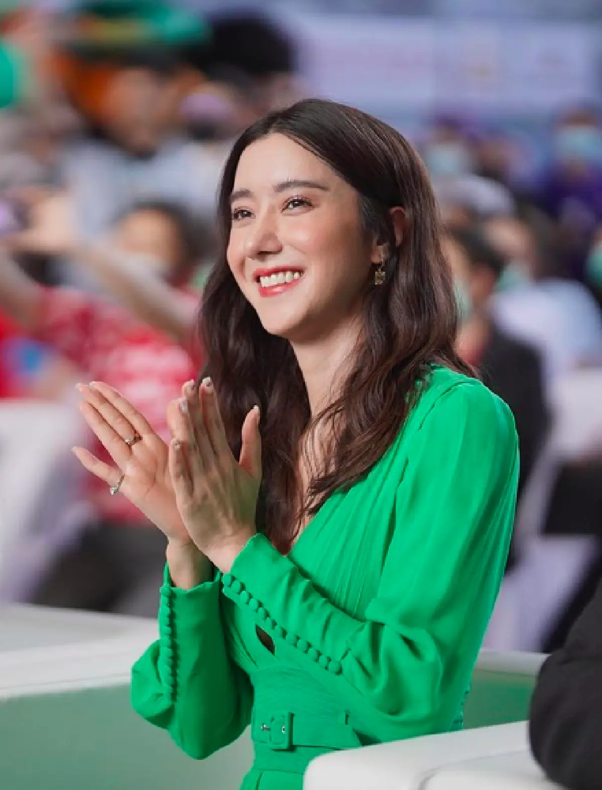 “ไอซ์ อภิษฎา” โดนถล่มยับ หลังใส่เดรสผ่าอกลึกเกินไปงานของรัฐ