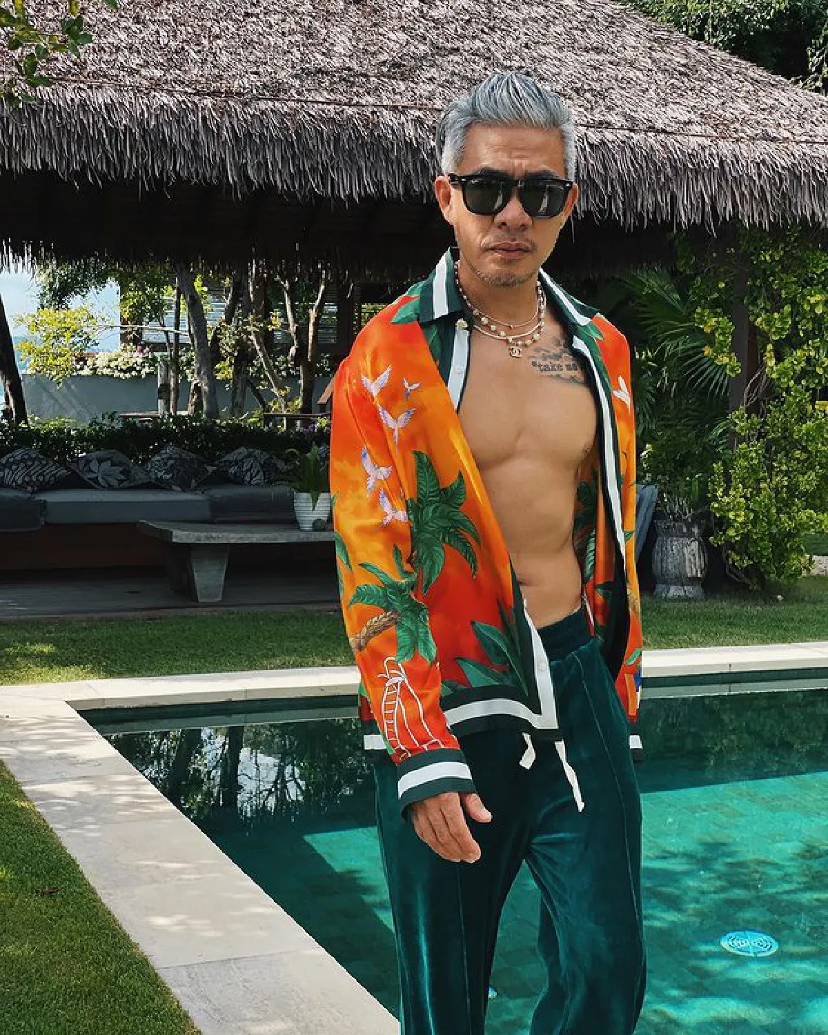 เอมมี่ มรกต เซ็กซี่อีกครั้งอวดหุ่นสุดปัง โชว์หวานเคียงคู่สามีในสระ