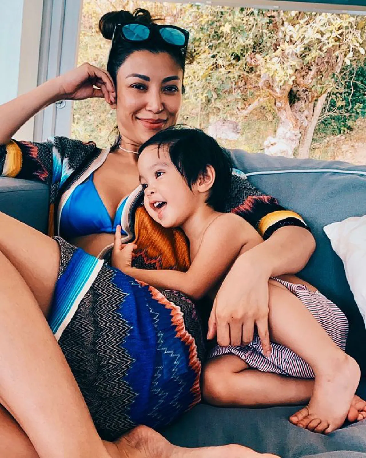 เอมมี่ มรกต เซ็กซี่อีกครั้งอวดหุ่นสุดปัง โชว์หวานเคียงคู่สามีในสระ