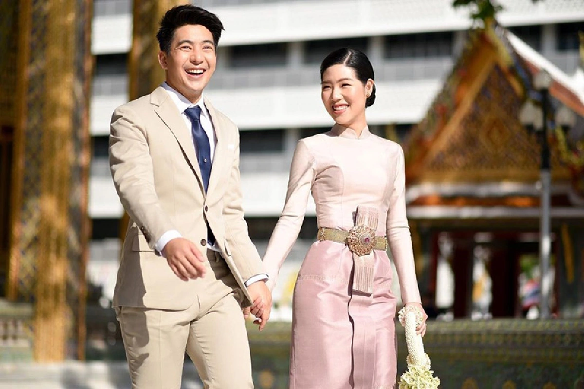 “น็อต ธีร์” ควงว่าที่เจ้าสาว “อีฟ อรัชพร” จูงมือเข้าเฝ้าถวายสักการะ "สมเด็จพระสังฆราชฯ”