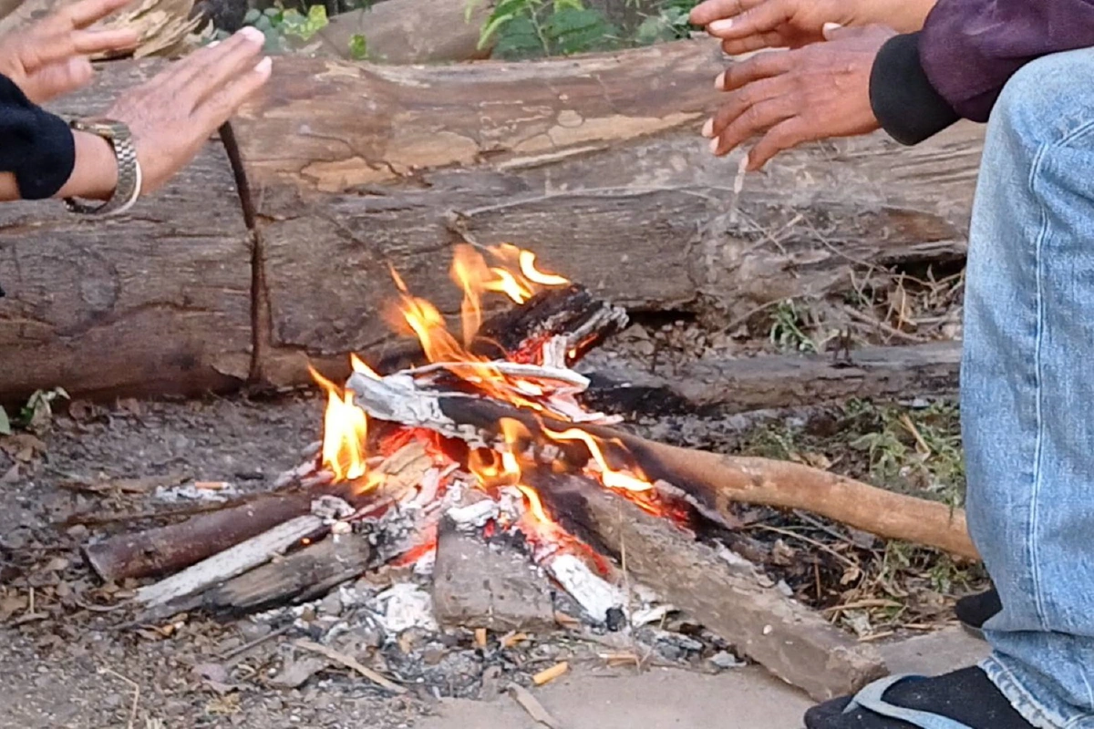 โคราชอุณหภูมิลดฮวบ14-16องศา ผู้สูงอายุจับกลุ่มผิงไฟคลายหนาว