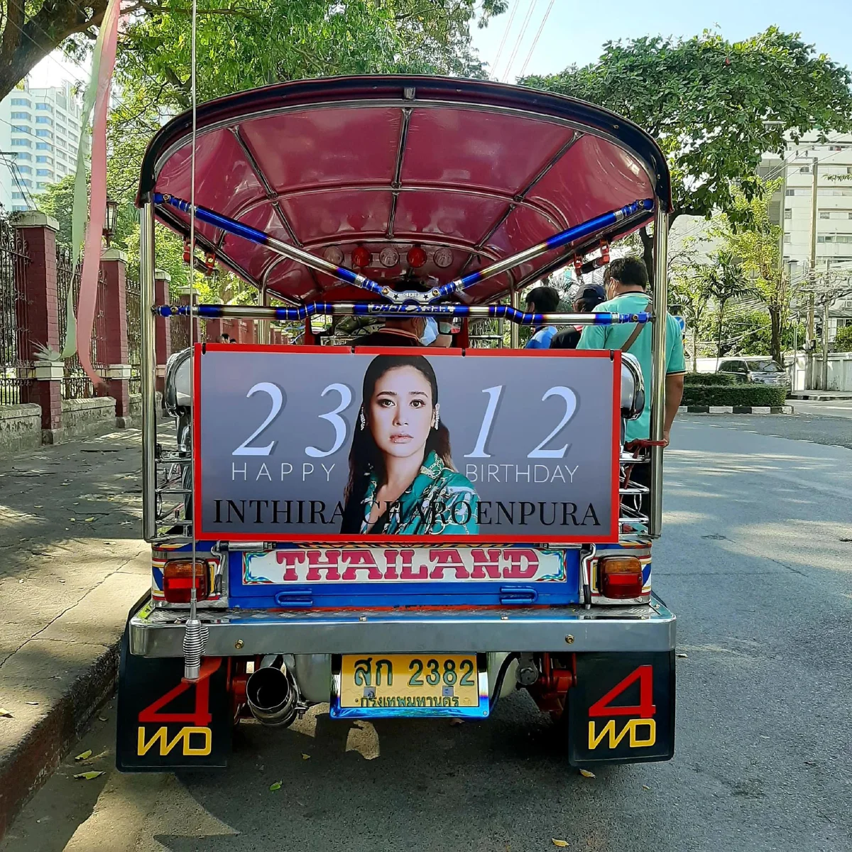 ทราย เจริญปุระ แฮปปี้..แฟนๆเซอร์ไพรส์ซื้อป้ายโฆษณาท้ายรถตุ๊กตุ๊กให้ในวันเกิด