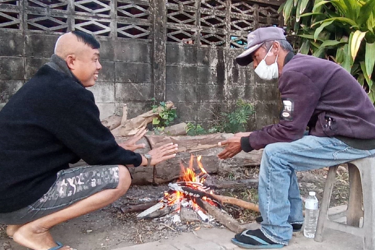 โคราชอุณหภูมิลดฮวบ14-16องศา ผู้สูงอายุจับกลุ่มผิงไฟคลายหนาว