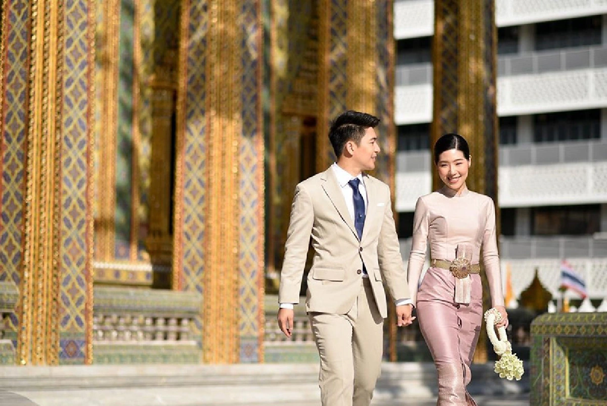 “น็อต ธีร์” ควงว่าที่เจ้าสาว “อีฟ อรัชพร” จูงมือเข้าเฝ้าถวายสักการะ "สมเด็จพระสังฆราชฯ”