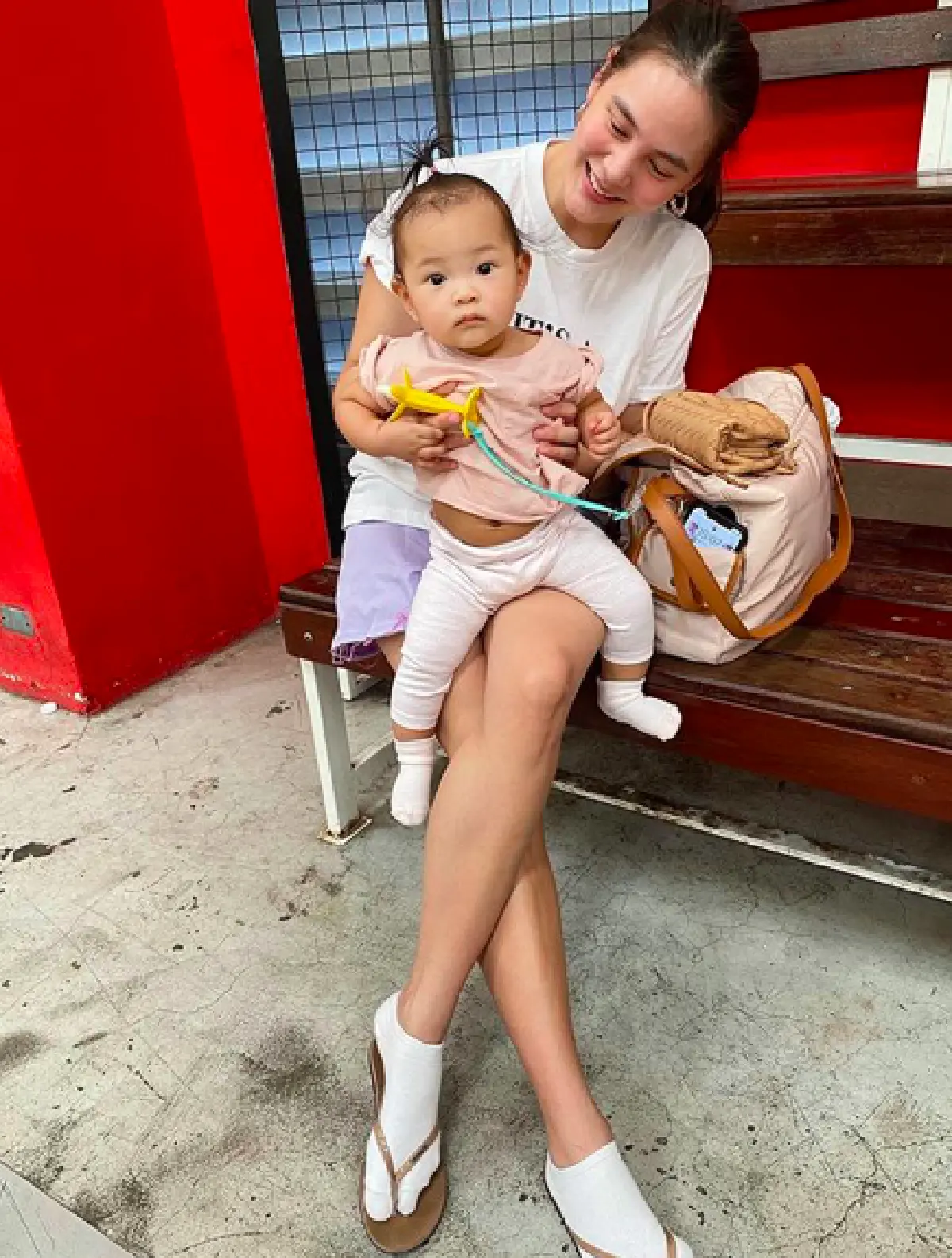 "น้องโนล่า" จูงมือคุณแม่ "เจนี่"  เดินรับอากาศดีๆ ยามเช้า