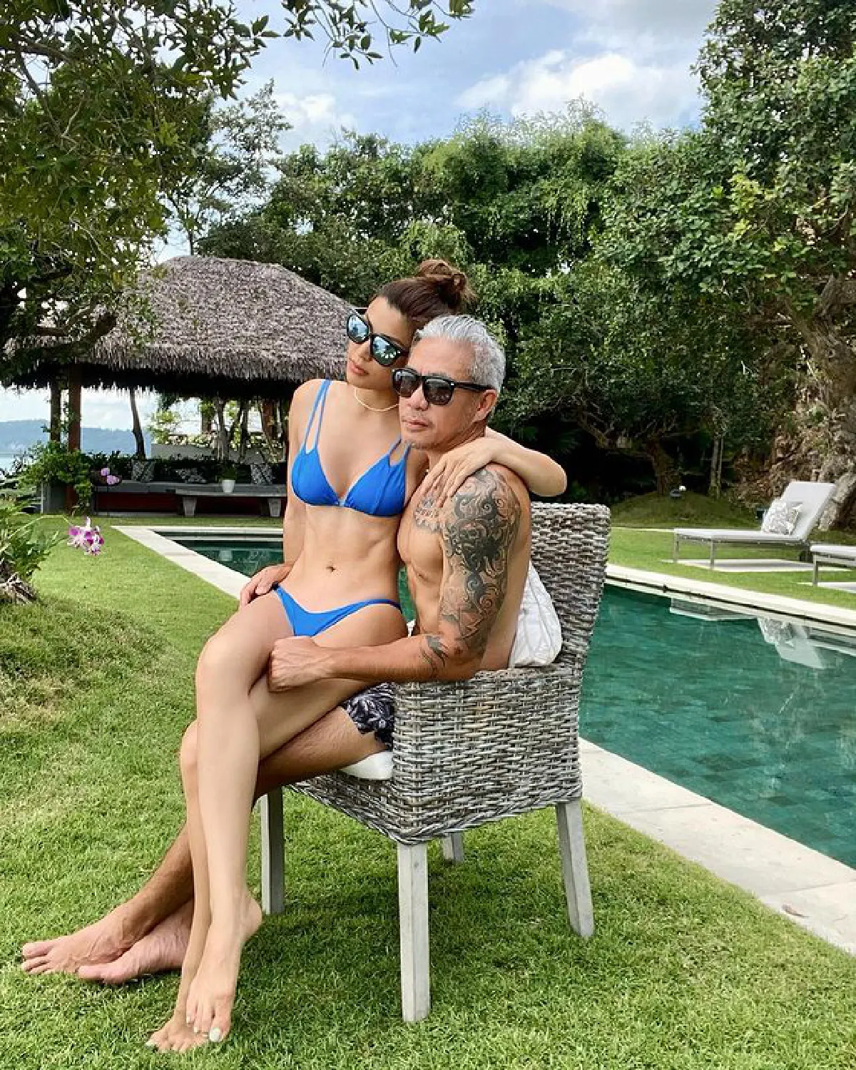 เอมมี่ มรกต เซ็กซี่อีกครั้งอวดหุ่นสุดปัง โชว์หวานเคียงคู่สามีในสระ