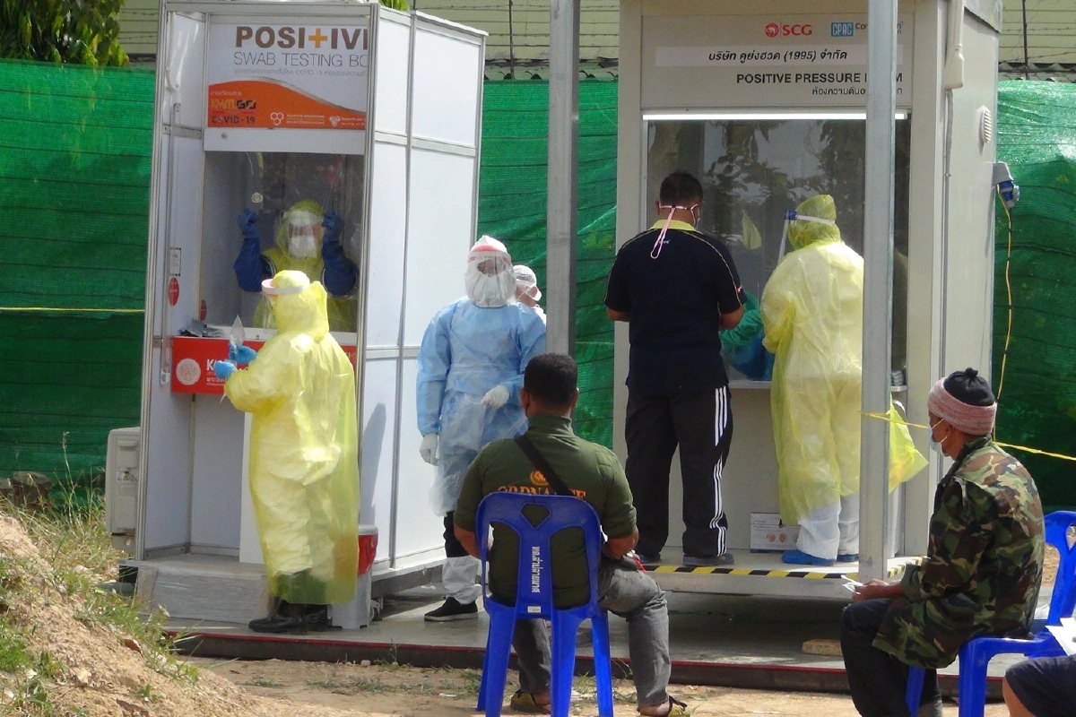 ผู้ค้าตลาดสดลำปลายมาศแห่คัดกรองตรวจโรคหลังพ่อค้าโคราชติดเชื้อ