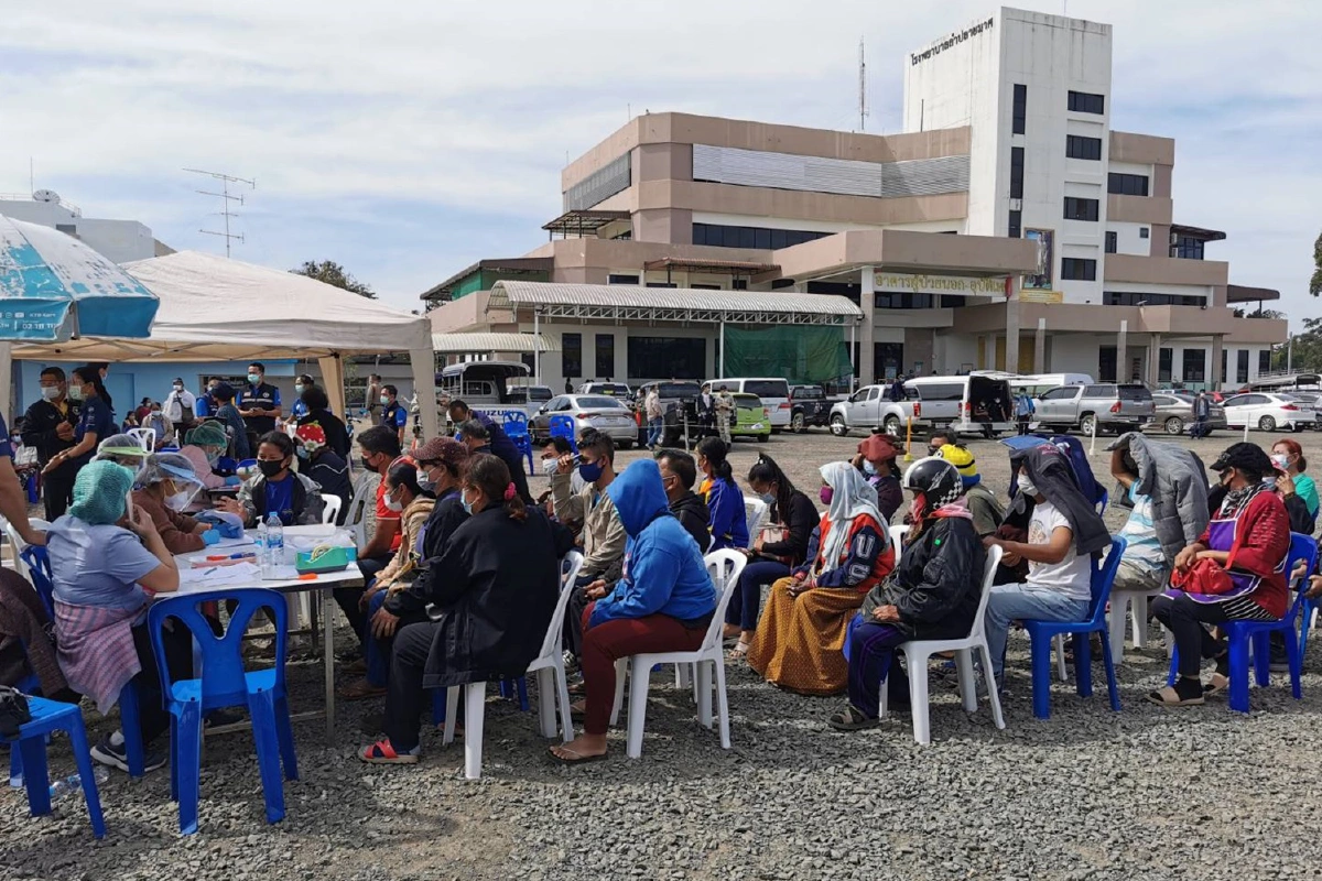 ผู้ค้าตลาดสดลำปลายมาศแห่คัดกรองตรวจโรคหลังพ่อค้าโคราชติดเชื้อ