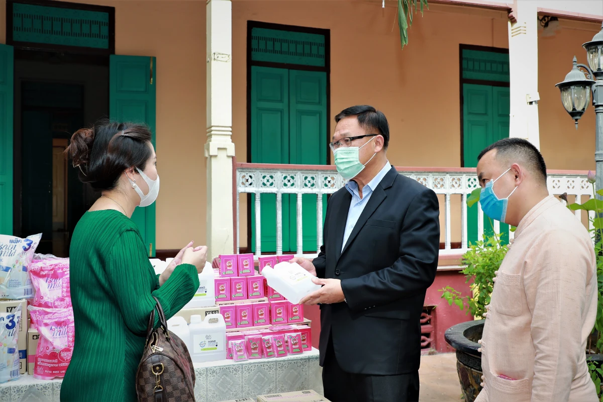 สถ.รับมอบผลิตภัณฑ์จากโอสถสภาสนับสนุนภารกิจสู้ภัยโควิด-19