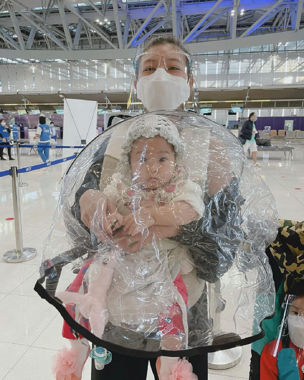 ไปต่อเพราะจองแล้ว! กุ๊บกิ๊บ สุมณทิพย์ จับลูกๆห่อมิดชิด พาขึ้นเครื่องไปเที่ยวทะเล