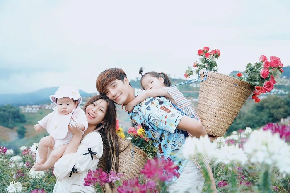 ไปต่อเพราะจองแล้ว! กุ๊บกิ๊บ สุมณทิพย์ จับลูกๆห่อมิดชิด พาขึ้นเครื่องไปเที่ยวทะเล