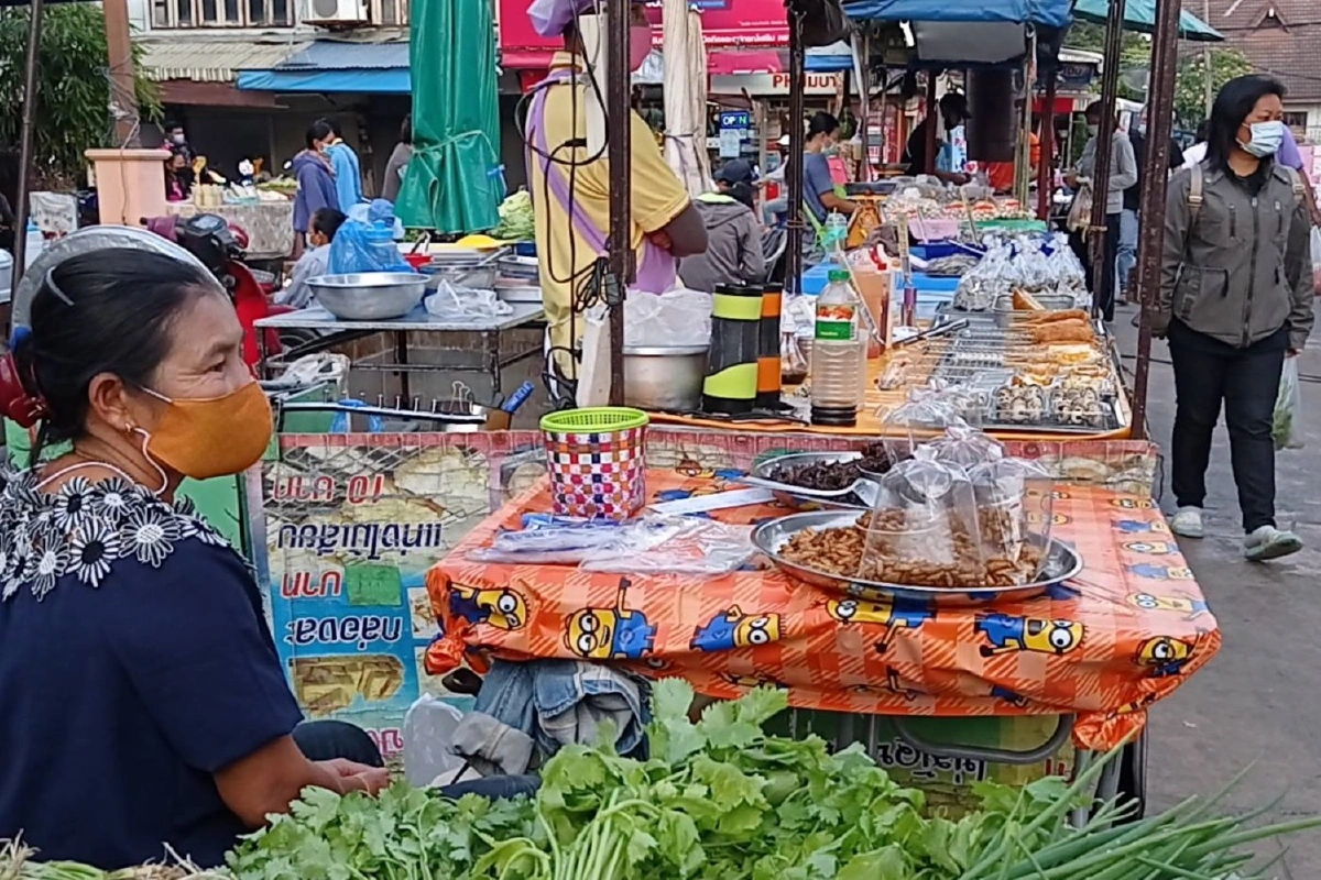 ตลาดพิมายเงียบเหงาหลังพบพ่อค้าอาหารทะเลติดโควิด-19