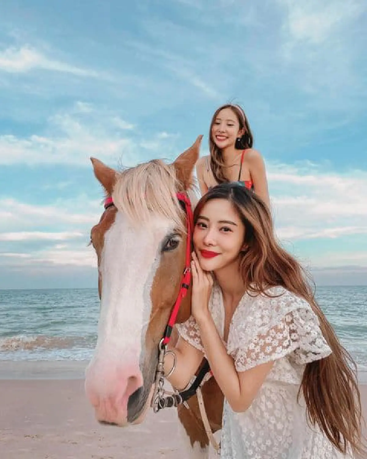 แฝดสาวสุดแซ่บ! เนย-แจม สลัดผ้าอวดหุ่นสวยเซ็กซี่กลางทะเล 