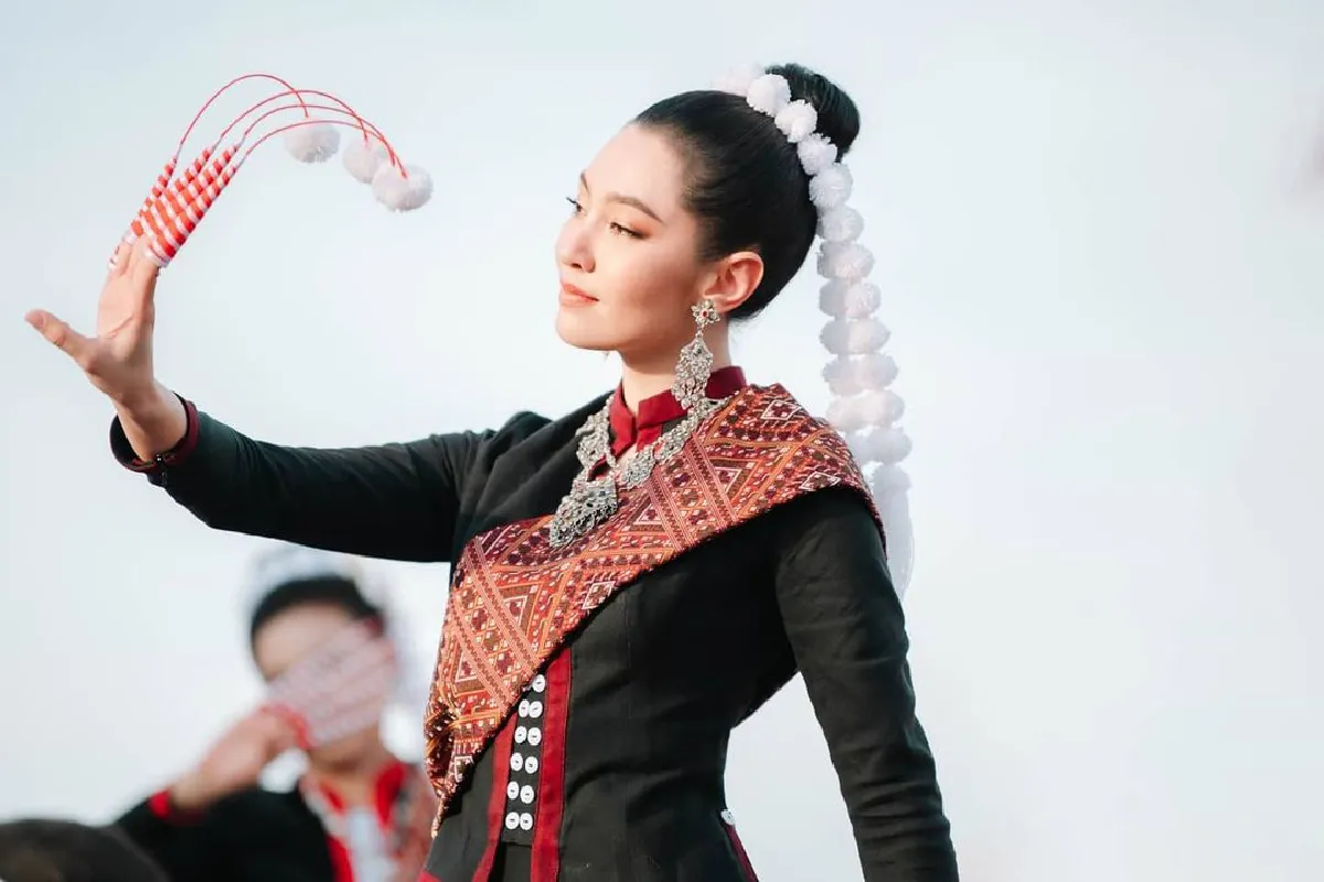 อ่อนช้อยงดงาม! เบลล่า ราณี สวมใส่ชุดสาวภูไทฟ้อนรำนมัสการพระธาตุเชิงชุม