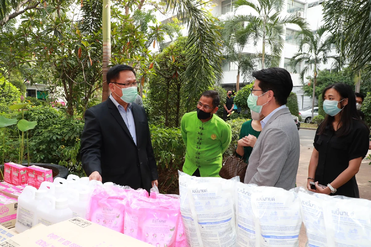 สถ.รับมอบผลิตภัณฑ์จากโอสถสภาสนับสนุนภารกิจสู้ภัยโควิด-19
