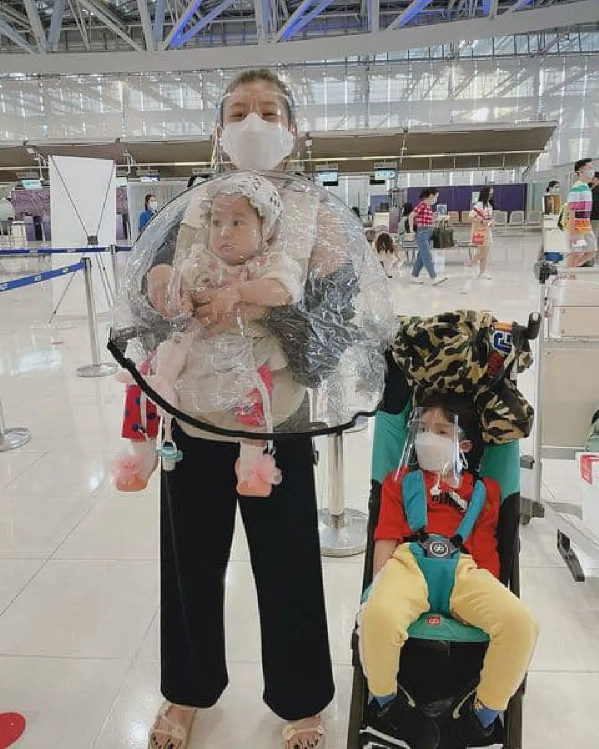 ไปต่อเพราะจองแล้ว! กุ๊บกิ๊บ สุมณทิพย์ จับลูกๆห่อมิดชิด พาขึ้นเครื่องไปเที่ยวทะเล