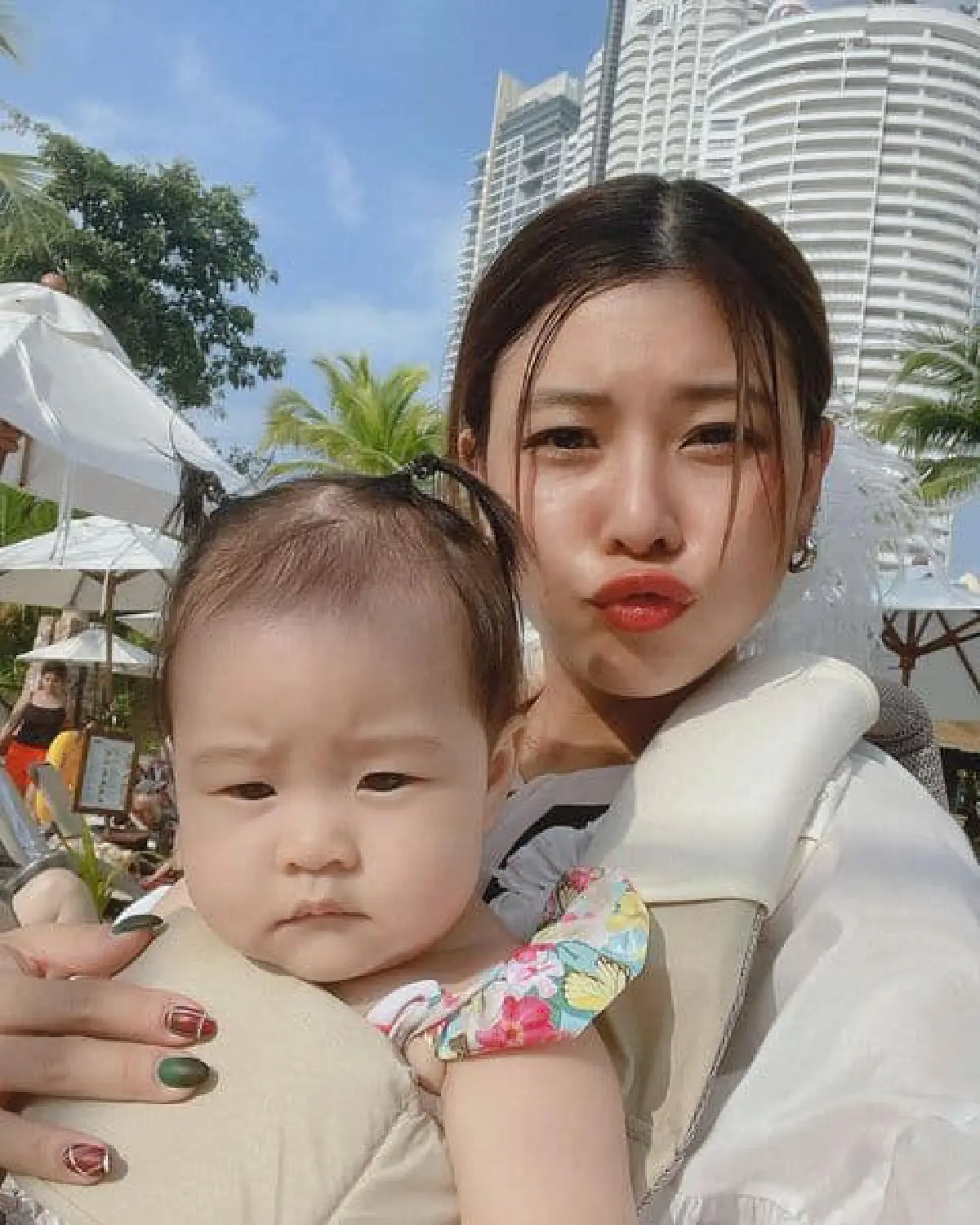 ไปต่อเพราะจองแล้ว! กุ๊บกิ๊บ สุมณทิพย์ จับลูกๆห่อมิดชิด พาขึ้นเครื่องไปเที่ยวทะเล