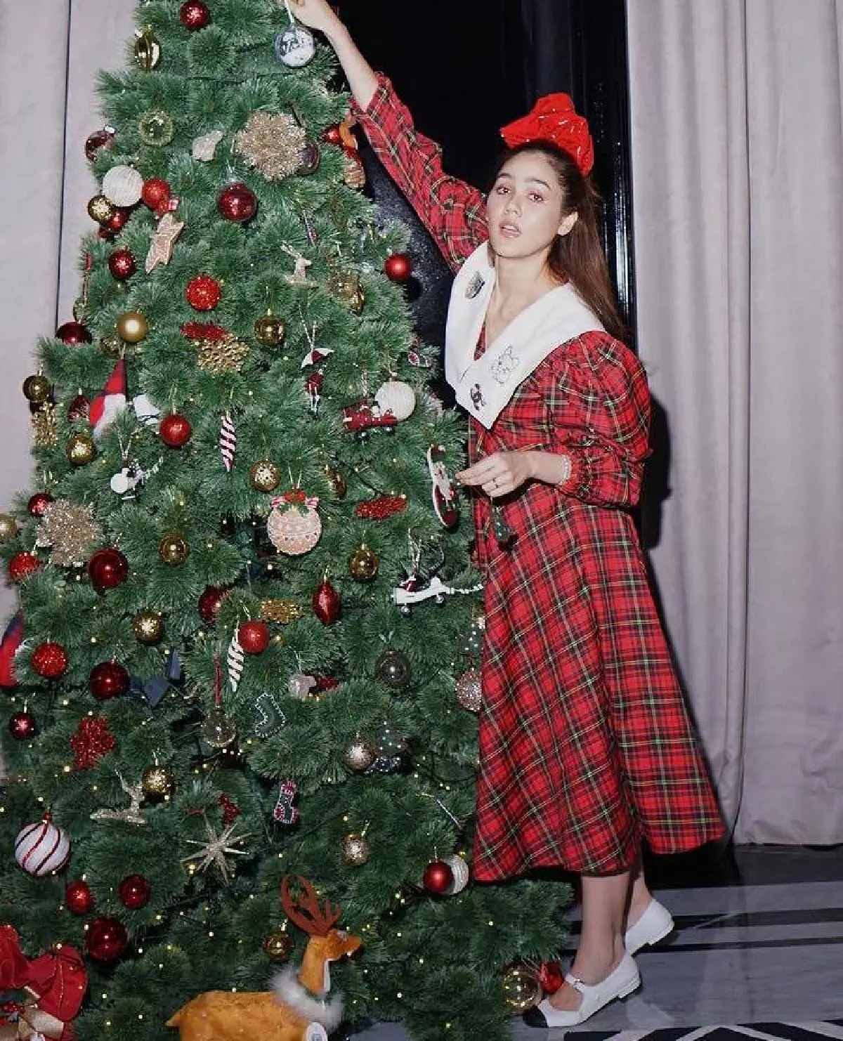 ส่องภาพสุดปังจากซุปตาร์สาว ประชันสวยในแคมเปญถ่ายรูปกับต้นคริสต์มาส