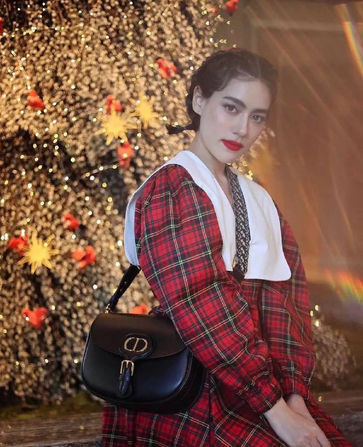 ส่องภาพสุดปังจากซุปตาร์สาว ประชันสวยในแคมเปญถ่ายรูปกับต้นคริสต์มาส