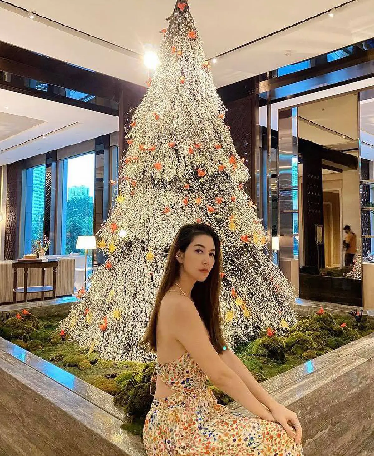 ส่องภาพสุดปังจากซุปตาร์สาว ประชันสวยในแคมเปญถ่ายรูปกับต้นคริสต์มาส