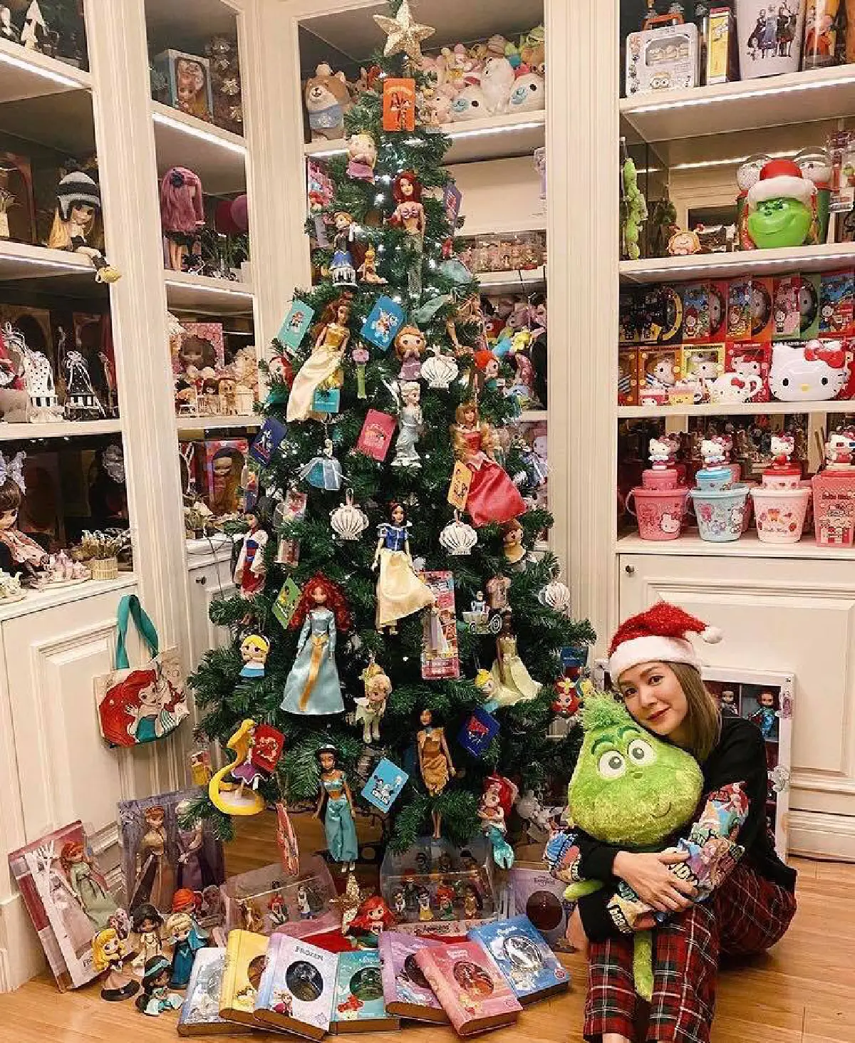 ส่องภาพสุดปังจากซุปตาร์สาว ประชันสวยในแคมเปญถ่ายรูปกับต้นคริสต์มาส