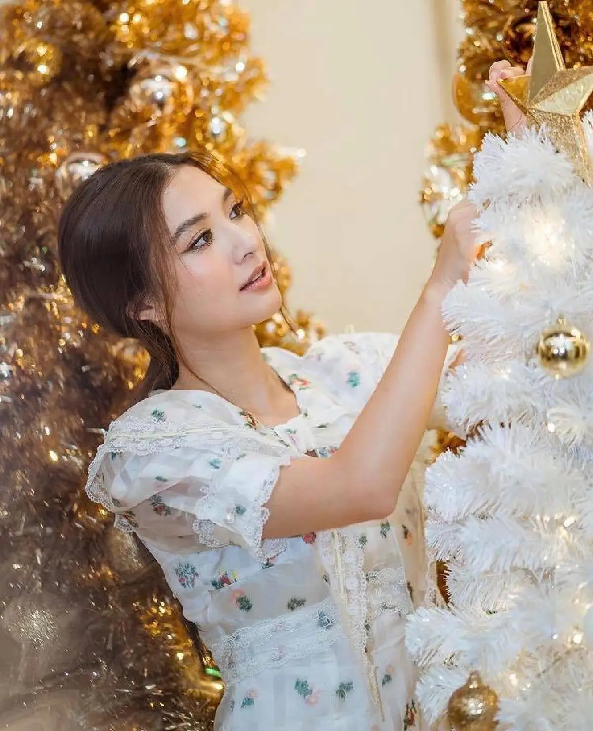 ส่องภาพสุดปังจากซุปตาร์สาว ประชันสวยในแคมเปญถ่ายรูปกับต้นคริสต์มาส