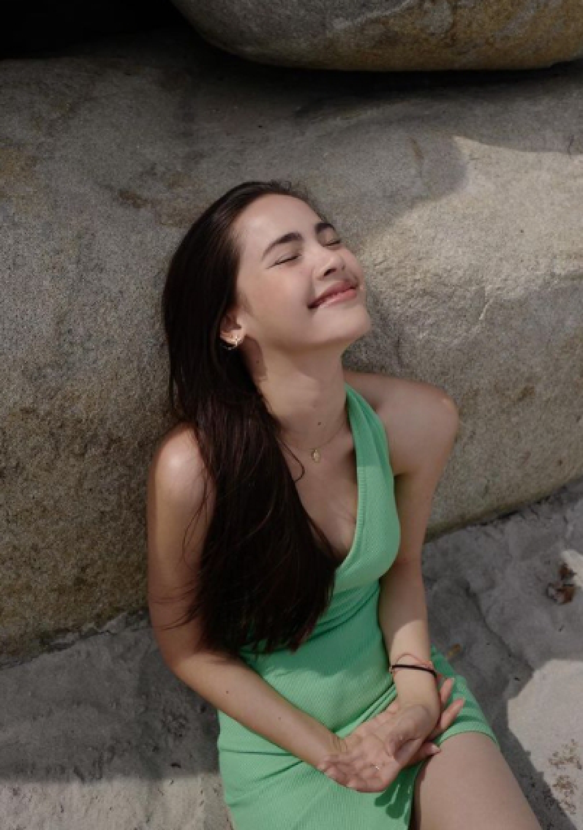 ญาญ่า อุรัสยา ในชุดเดรสสีเขียวเซ็กซี่ปนน่ารัก ทำเอาหนุ่มๆใจละลาย