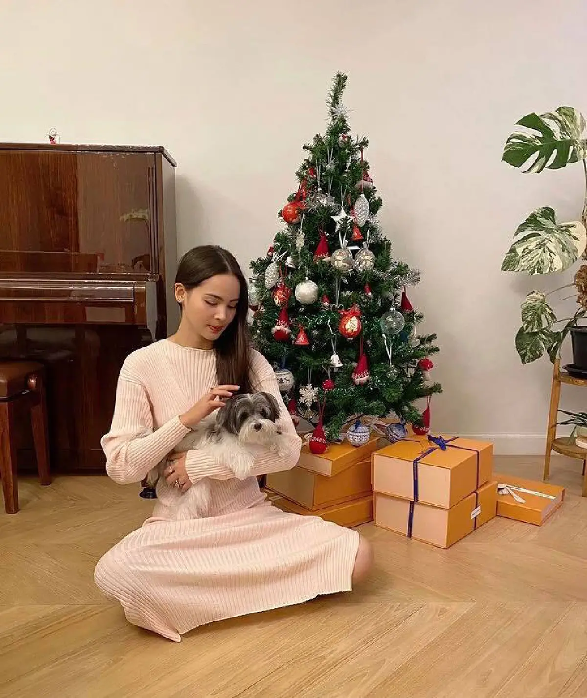 ส่องภาพสุดปังจากซุปตาร์สาว ประชันสวยในแคมเปญถ่ายรูปกับต้นคริสต์มาส