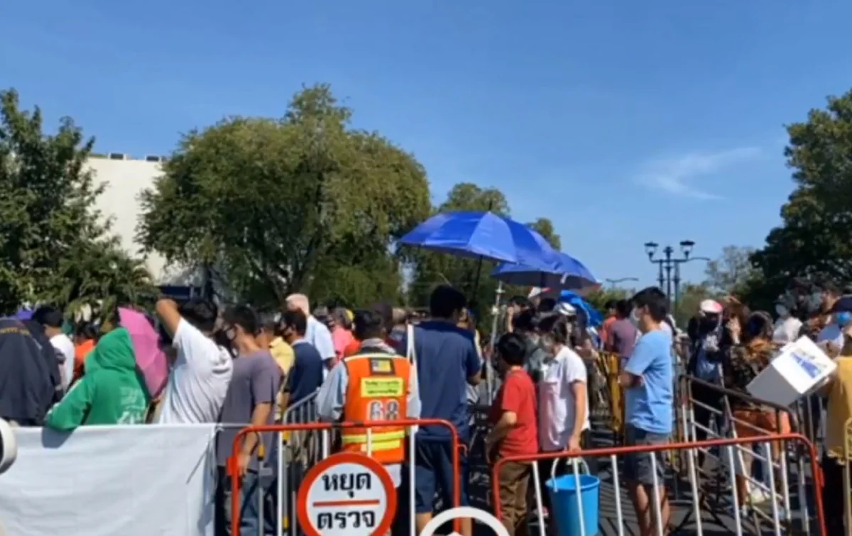 โตโต้ ยึดหน้าทำเนียบเปิดตลาดขายกุ้ง จี้สะท้อนรัฐไม่ช่วยเหลือคนเดือดร้อน