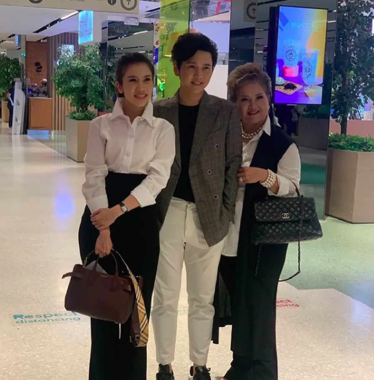 ได้ลูกสาวแล้ว! “แม่โอ๋” คุณแม่ของ “โต๋ ศักดิ์สิทธิ์” โผกอดต้อนรับว่าที่ลูกสะใภ้ “ไบรท์”