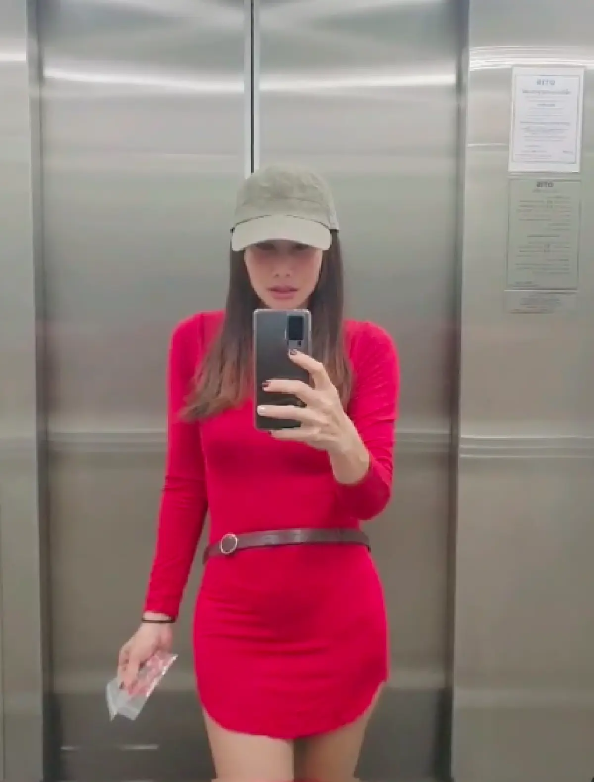 "ติ๊ก กนิษฐรินทร์" แซ่บส่งท้ายปี! โชว์หุ่นปังอัดคลิปขายชุดว่ายน้ำสุดเซ็กซี่